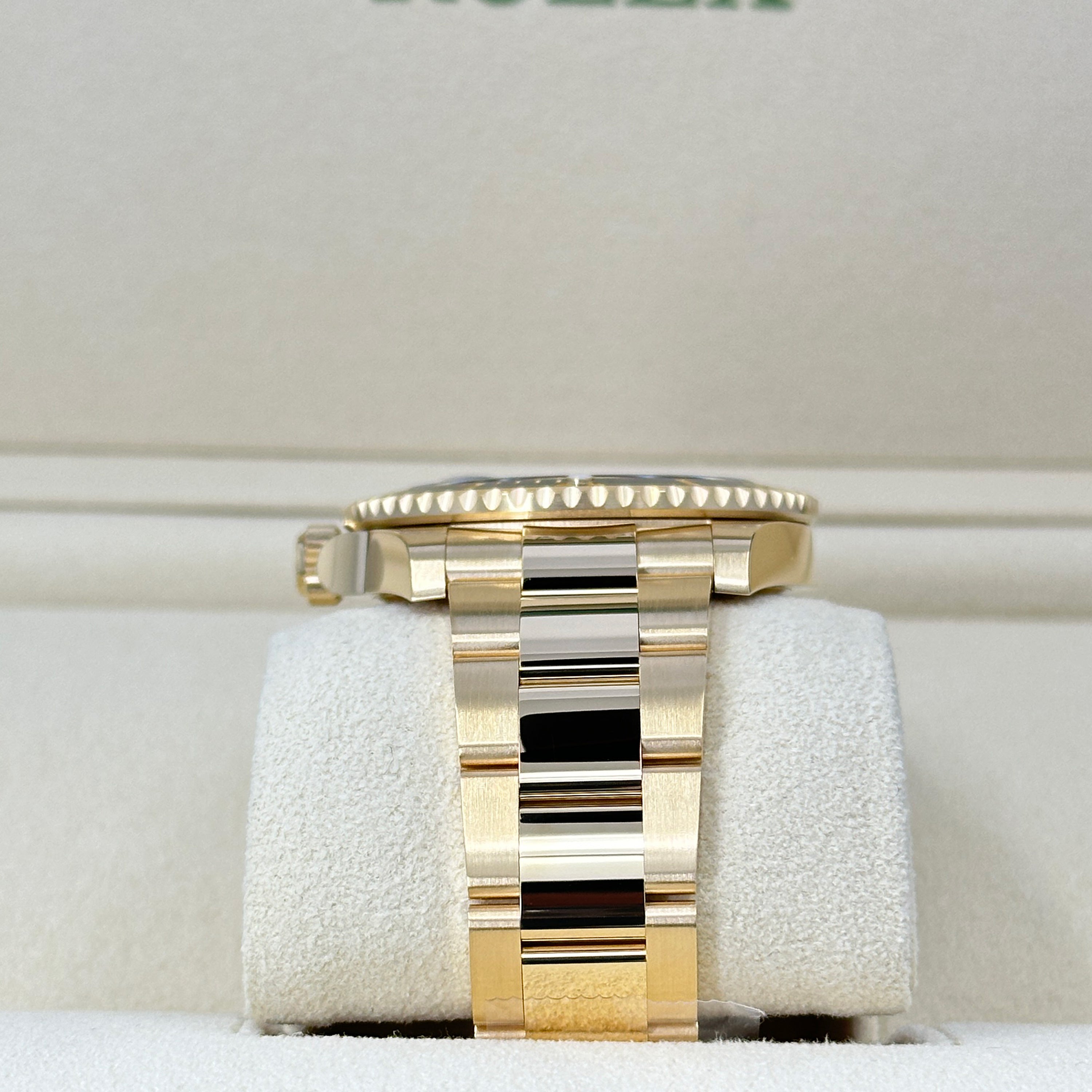 Rolex Submariner Date, 18k Yellow Gold, 41mm, Ref# 126618ln-0002 - Image 4